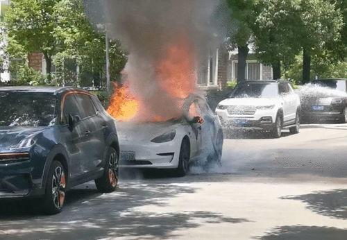 吃瓜群众桥上围观自燃车